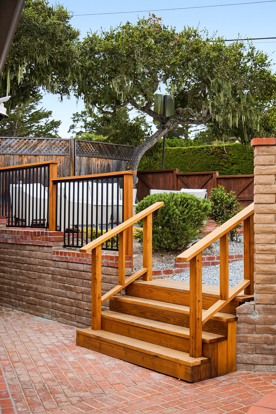 Outdoor terrace and staircase with safety railings (Pic 4)
