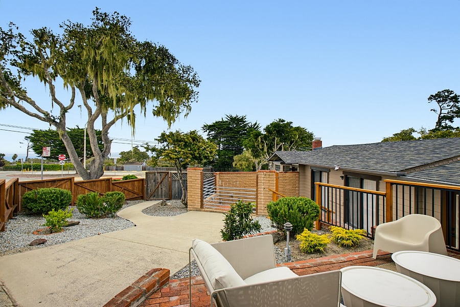 Outdoor terrace with ocean view (Pic 6)