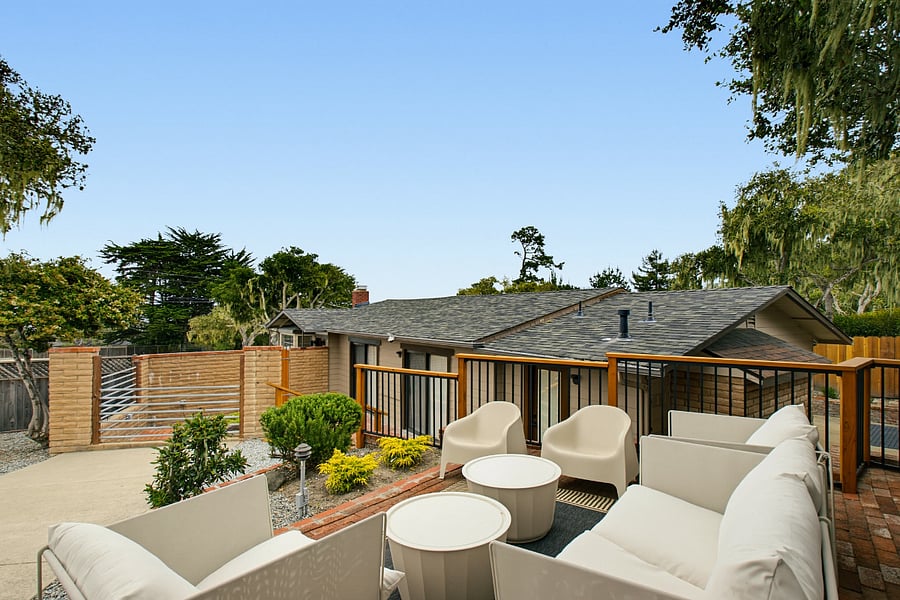 Outdoor terrace with comfortable lounge seating (Pic 5)
