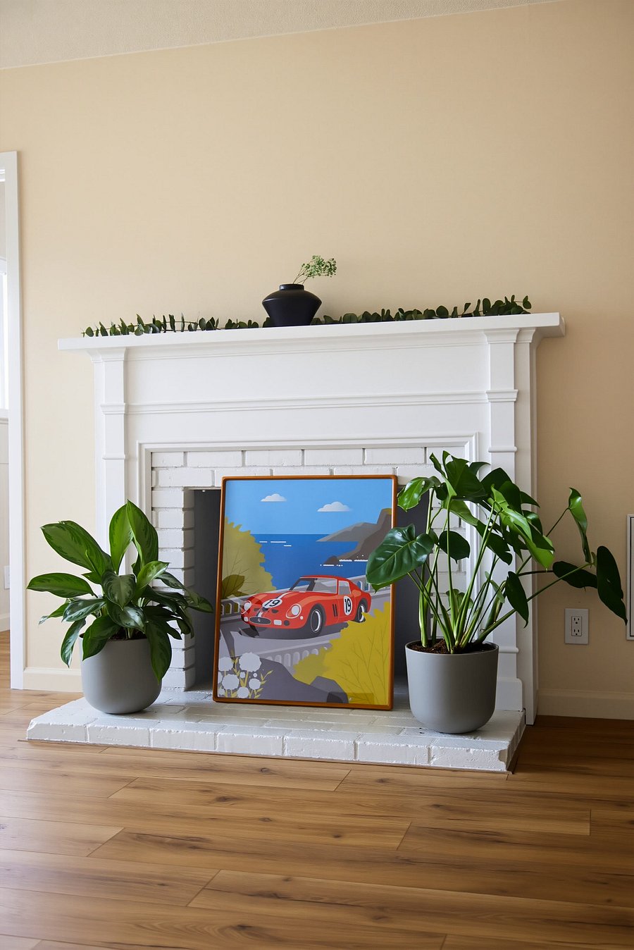 Living room with fireplace (Pic 2)