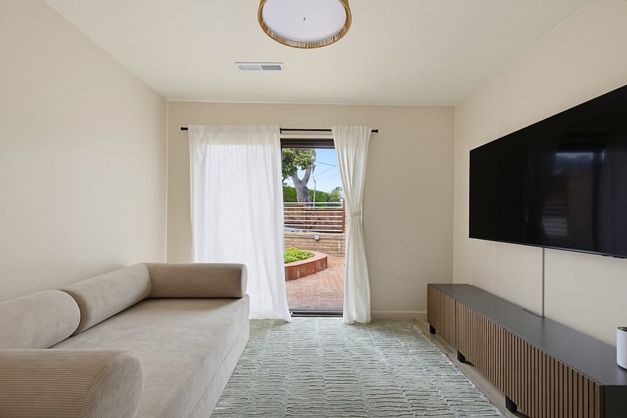 Entertainment room with garden view (Pic 1)