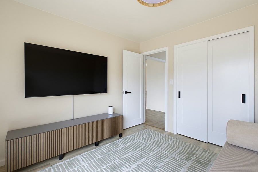 Entertainment room with new TV (Pic 3)