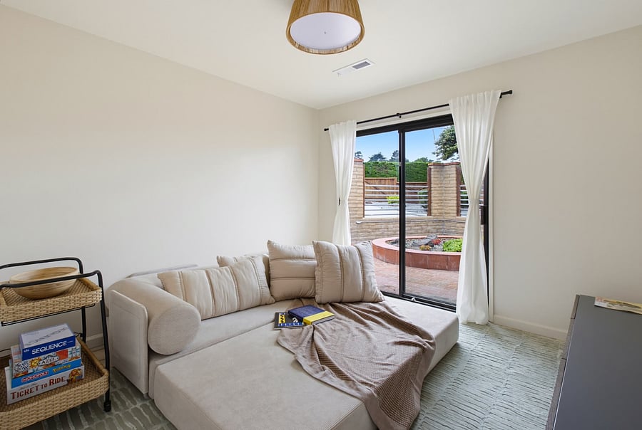 Entertainment room with convertible Queen sofa bed (Pic 4)