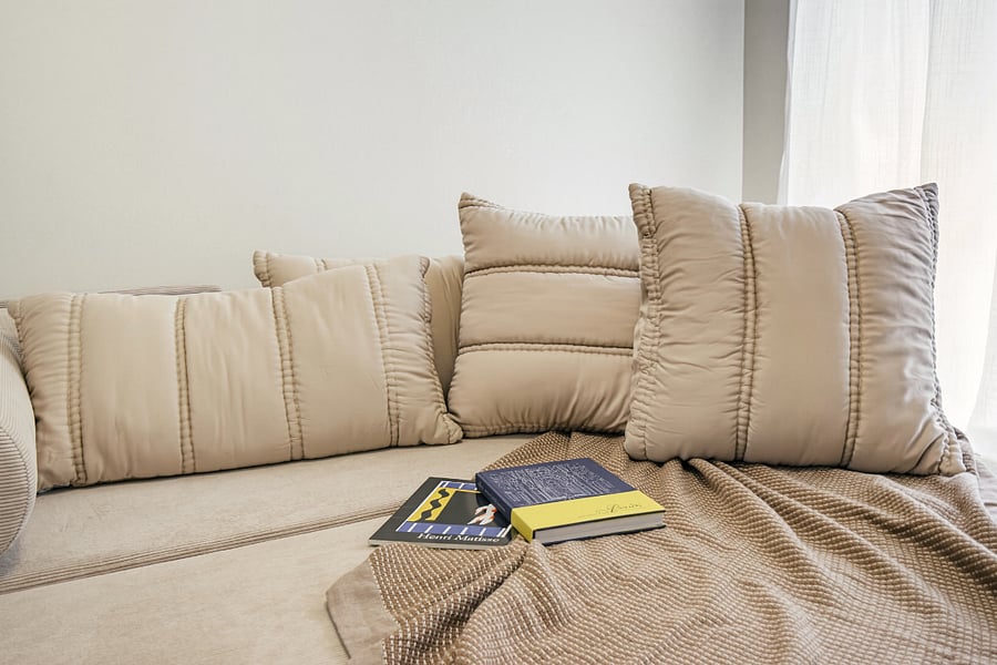 Entertainment room with convertible Queen sofa bed (Pic 5)