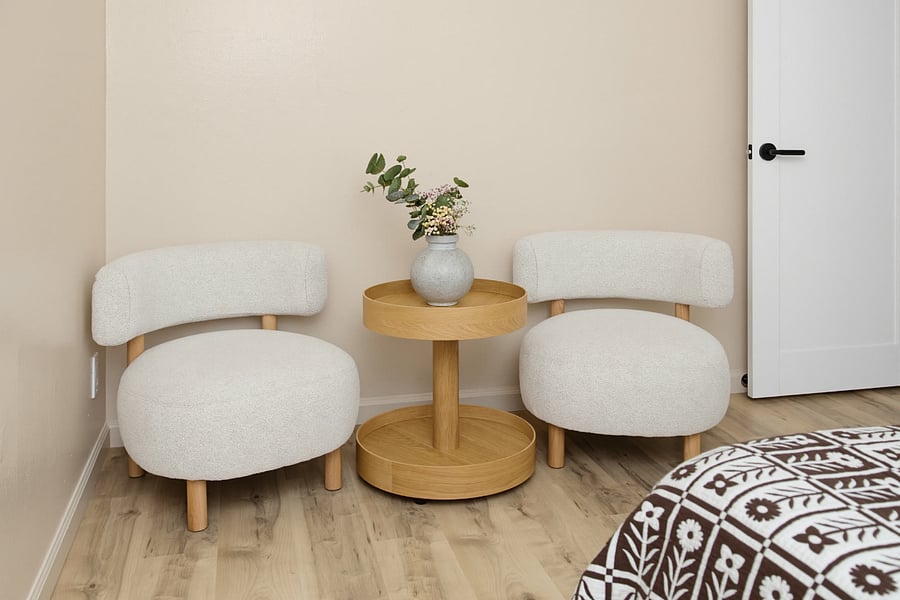 Guest room with comfortable lounge chairs (Pic 2)
