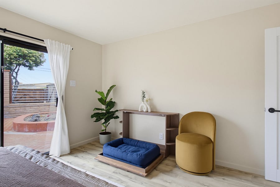 Primary bedroom with premium dog bed (Pic 4)