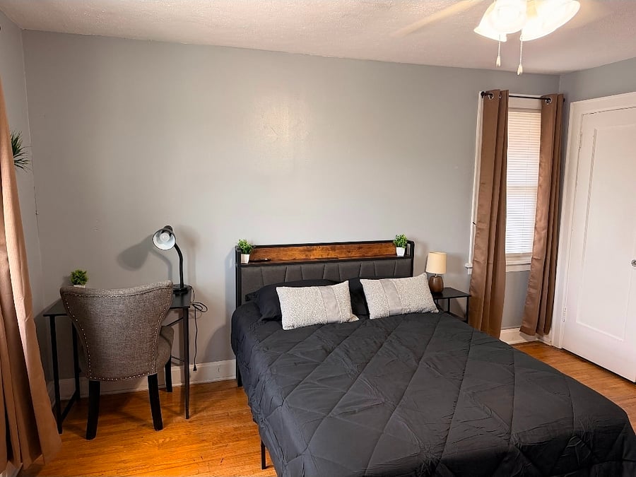 Room 2 $950/pic 3