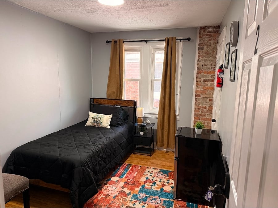ROOM 1 at $700/ PIC 1