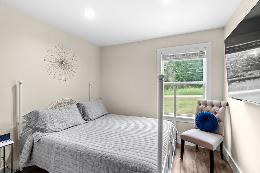 Bedroom 1 - Queen