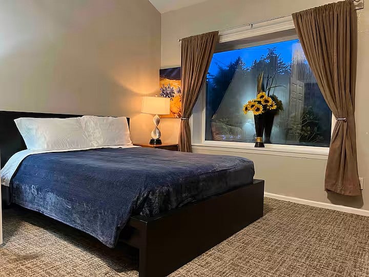 Large Bedroom w/ King Bed