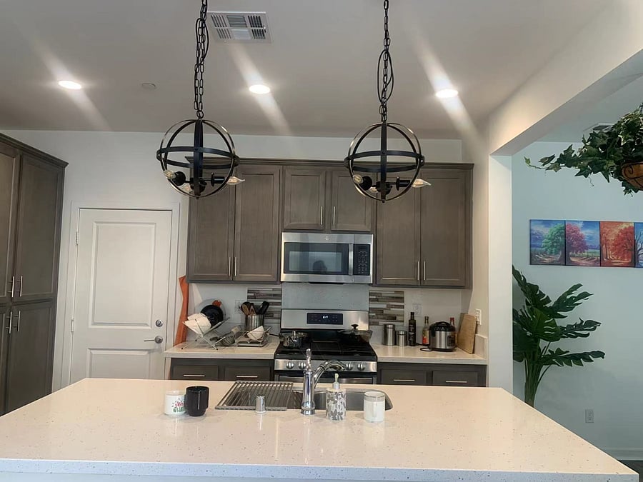 Fully equipped kitchen (appliances, cookware, utensils)