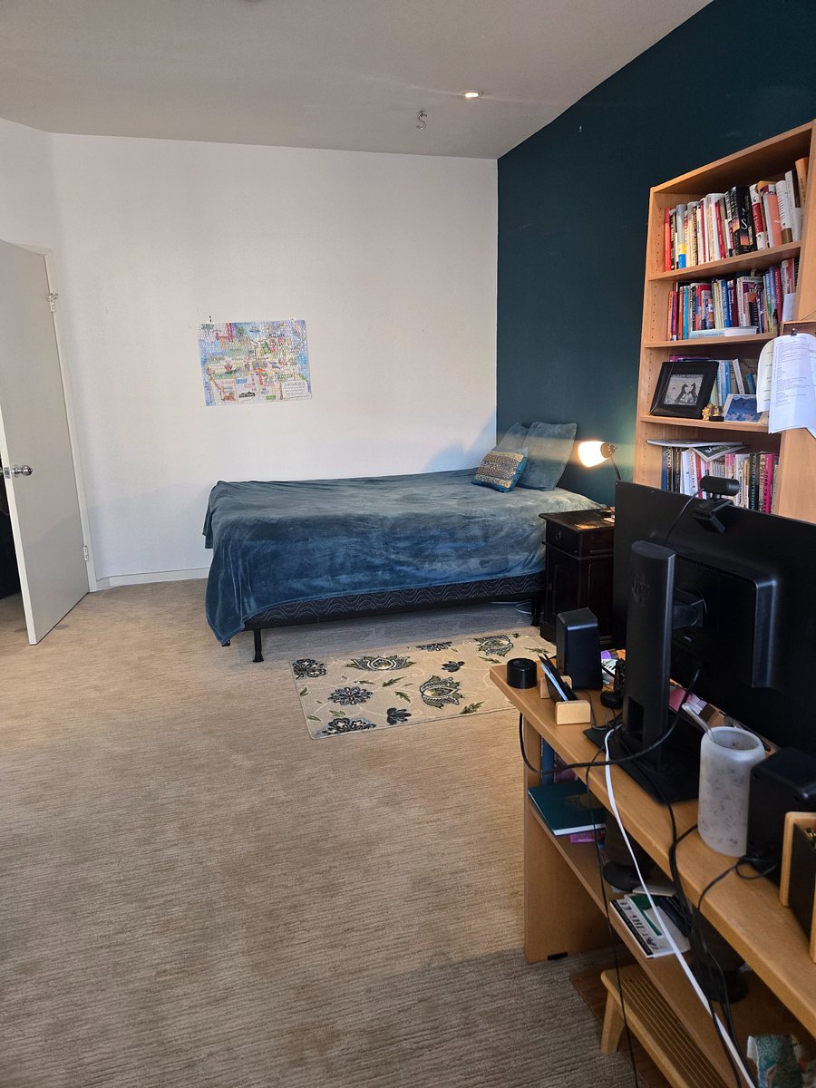 Large bedroom, queen bed