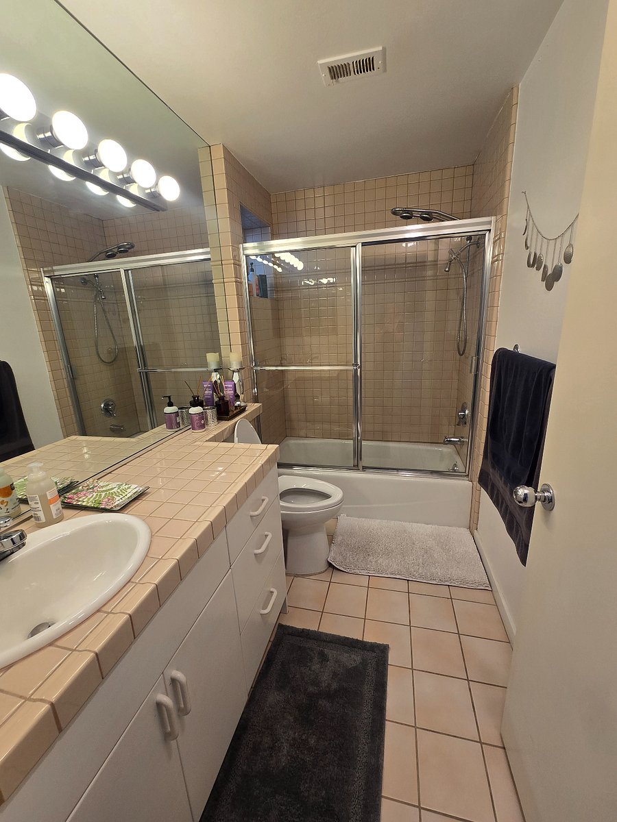 Private bathroom with shower/tub
