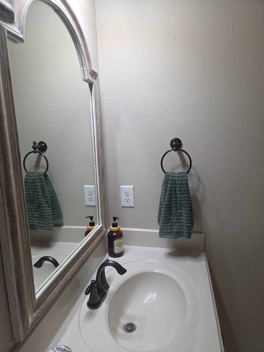 Additional bathroom pictures