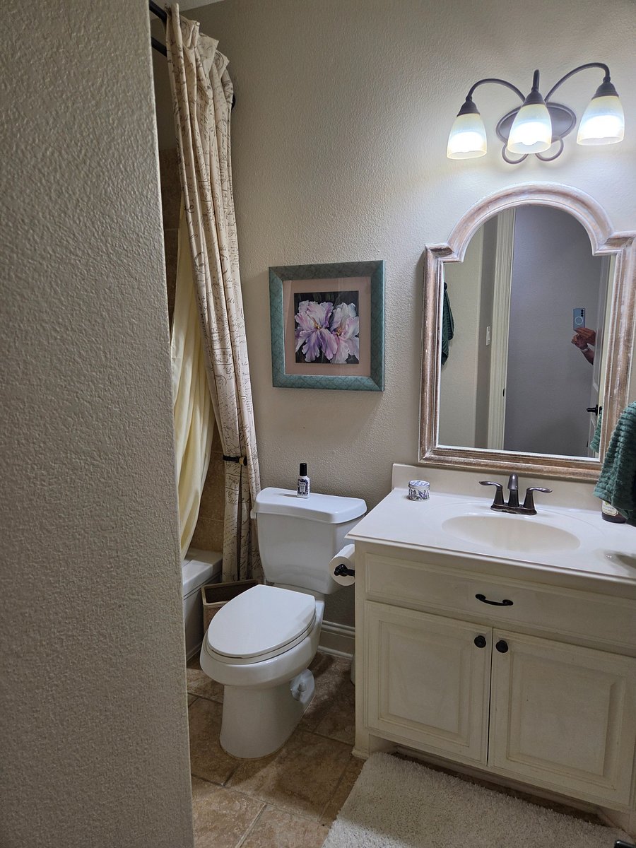 Private Full Bath, with tub and shower. Vanity and drawer space. Welcome gift provides toilet paper, clean towels, shampoo and body soap.