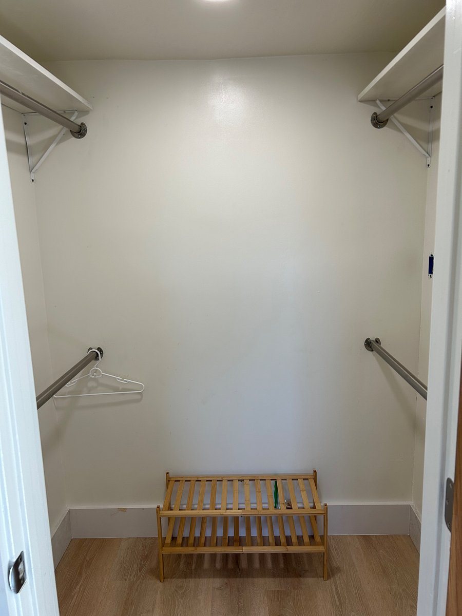 Master bedroom Walking closet