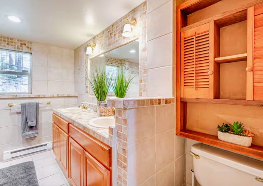 Full Bathroom w/ Walk-in Shower
