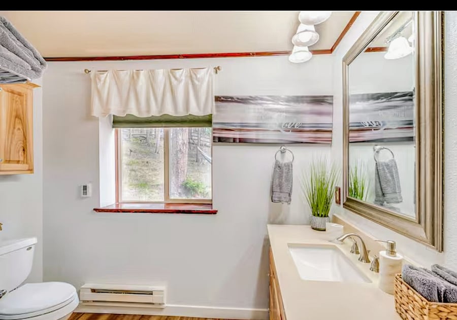 En-Suite Bathroom Shower/Tub Combo w/ Towels Provided