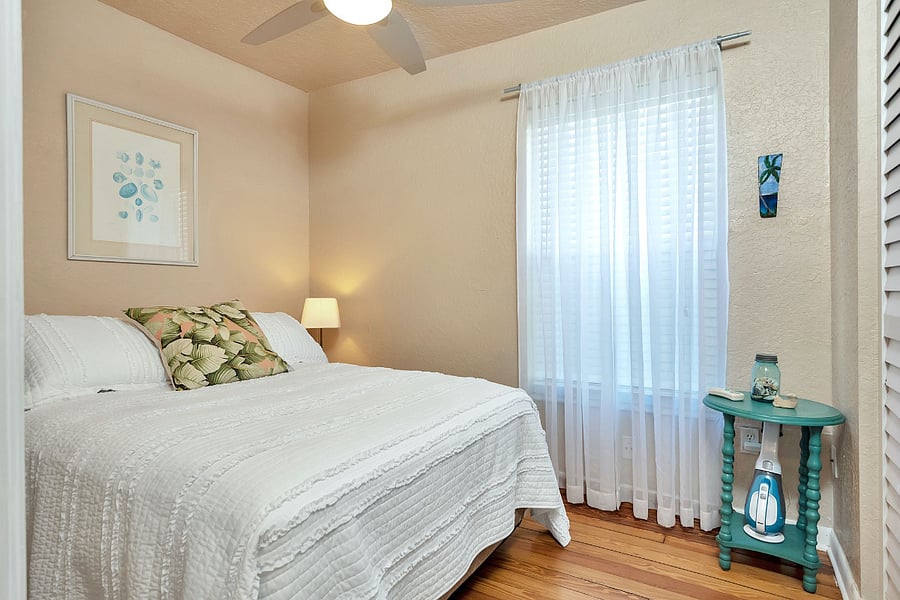 Secondary bedroom.
