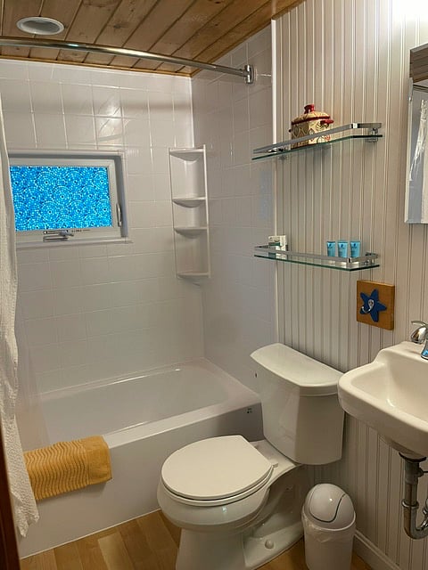 Full bath (sink, toilet, shower/bathtub)