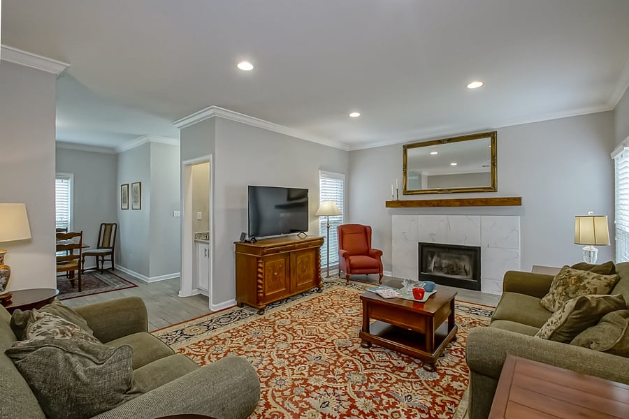 SPACIOUS LIVING ROOM
