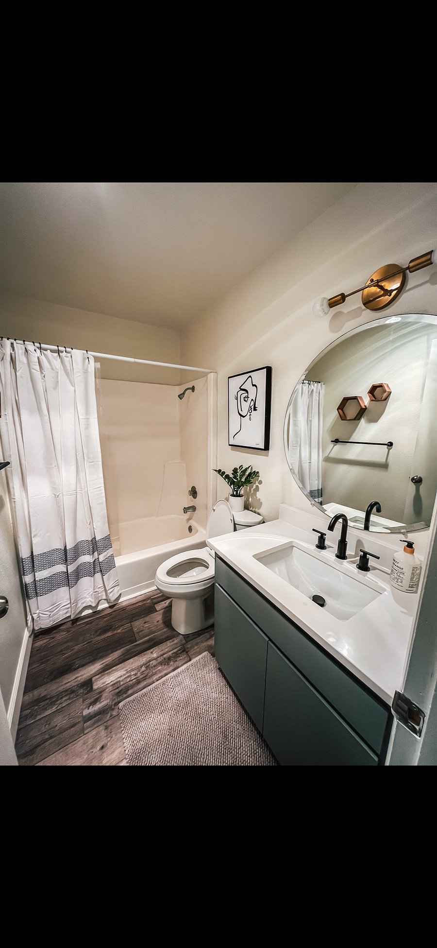Hallway/guest full bathroom 