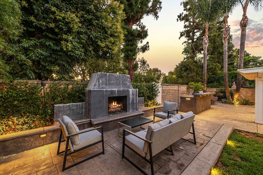 Outdoor gas fireplace