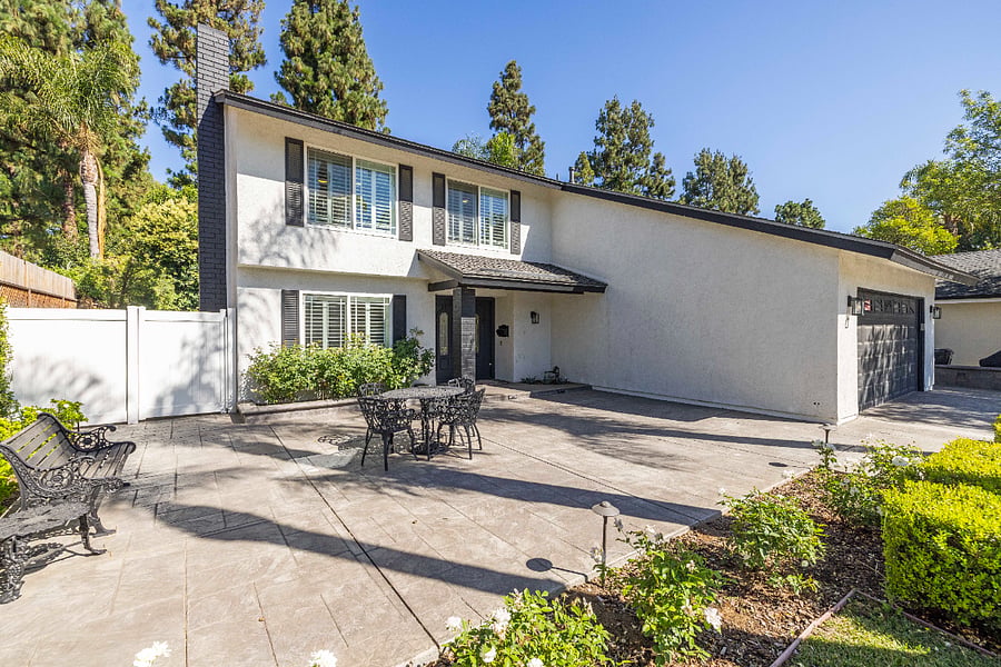 front yard courtyard with seating