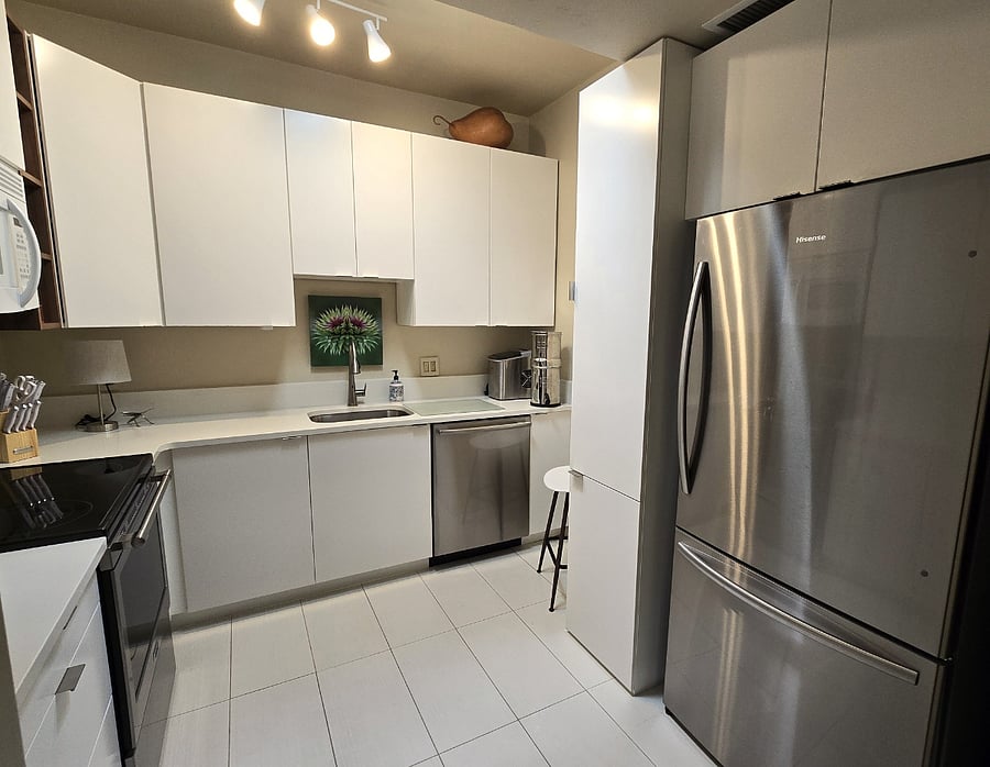 Full kitchen, new appliances, plenty of room for storage, fully equipped.