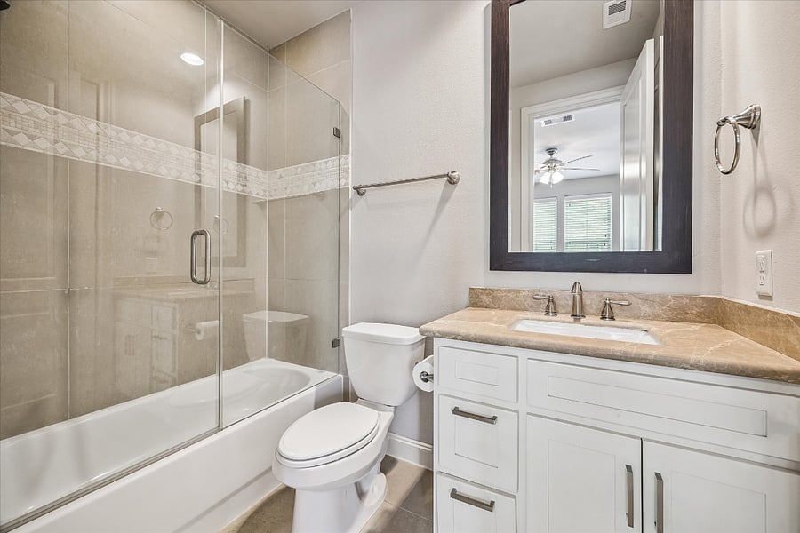 First floor en suite bathroom, attached to secondary bedroom.