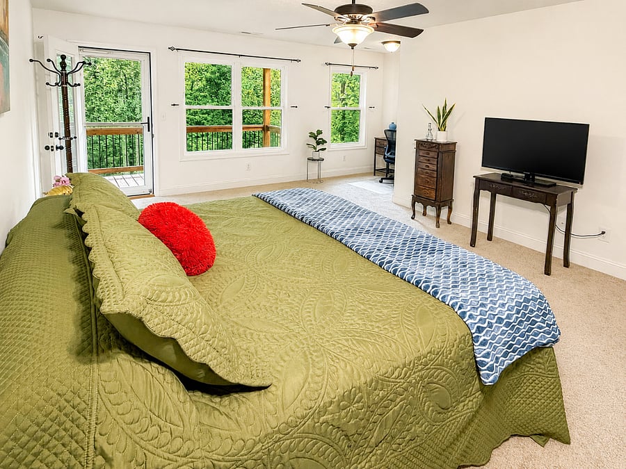 Master Bedroom - King Size Bed and TV Entertainment