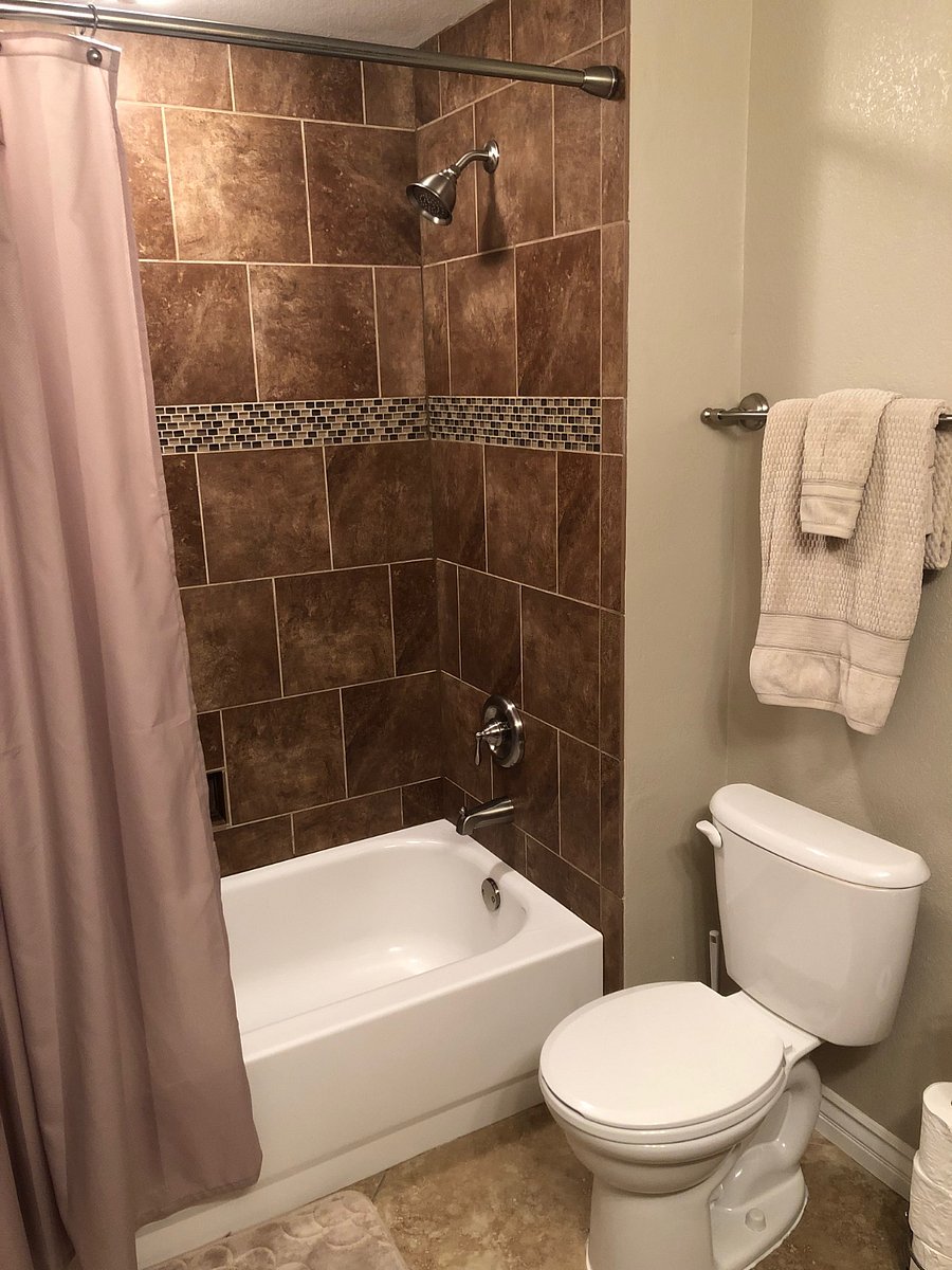Adjacent Guest Bathroom Tub/Shower