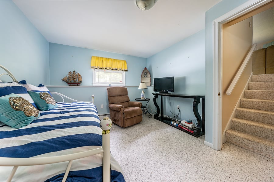 Lower sitting/tv area