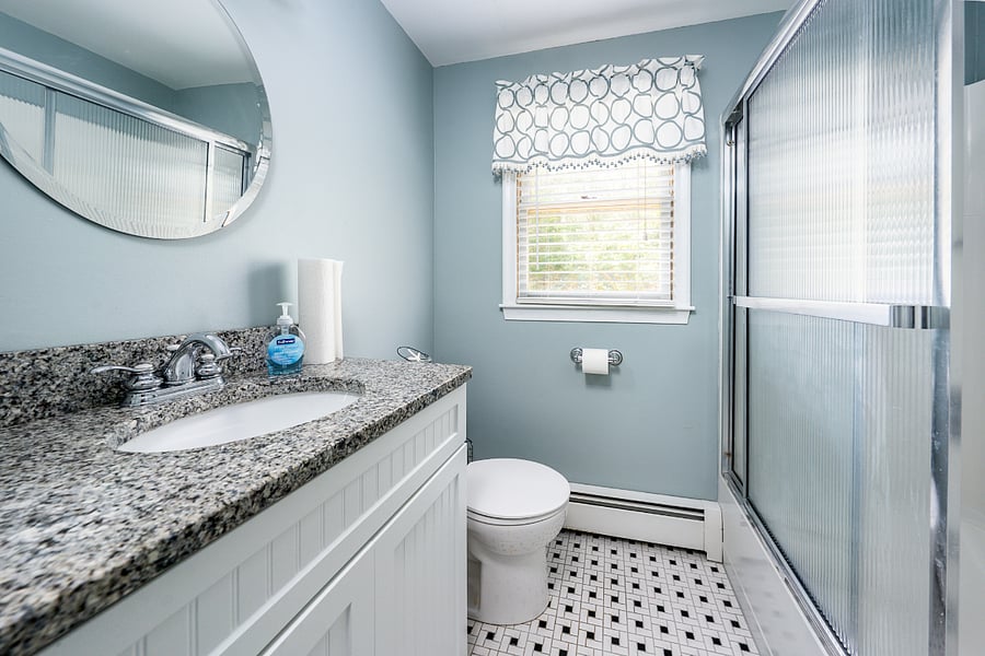Main bath with tub/ shower
