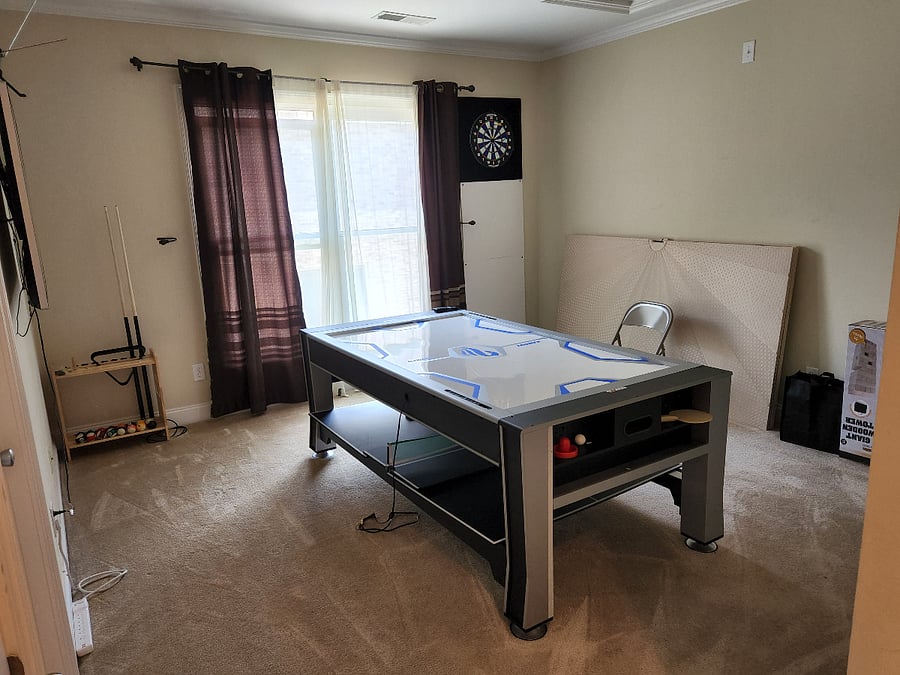 GAME ROOM: 3-1 Air Hockey, Ping-Pong & Pool table. Darts, JengaFamil