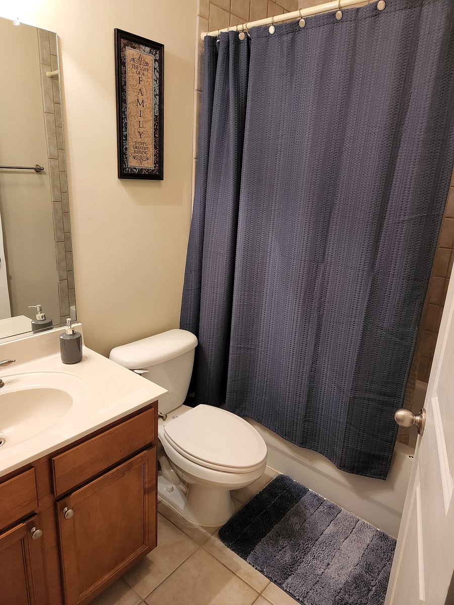 Guest-Bathroom 2 upstairs 