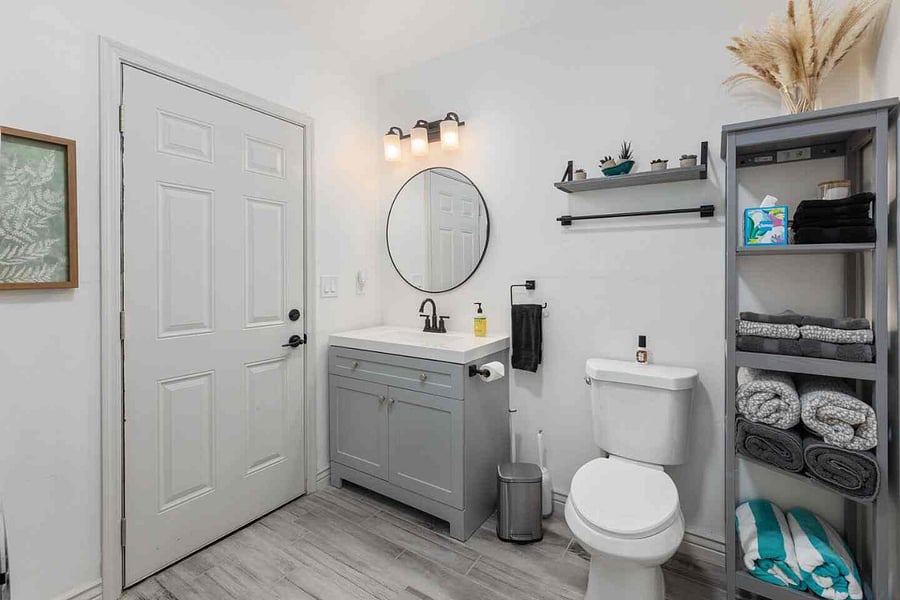 Full bathroom amenities