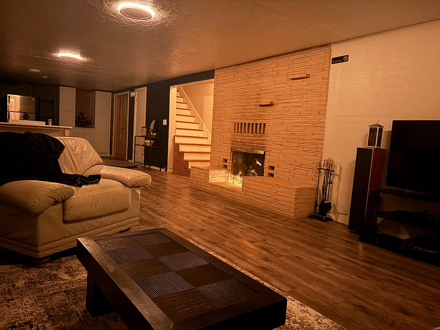 Living area w dimmable halo lighting