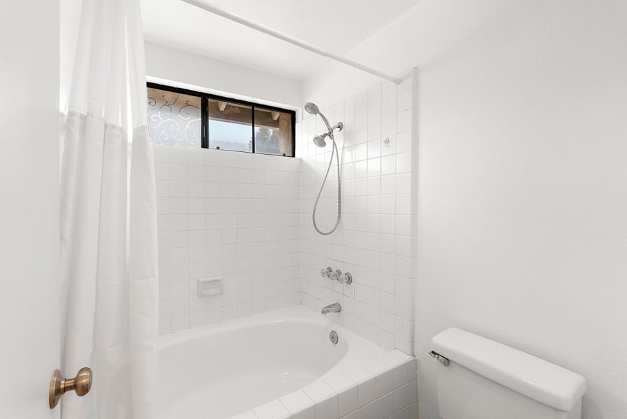 Main toilet/tub for en suite