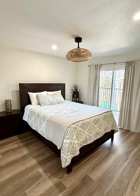 Bedroom 2: Queen bed