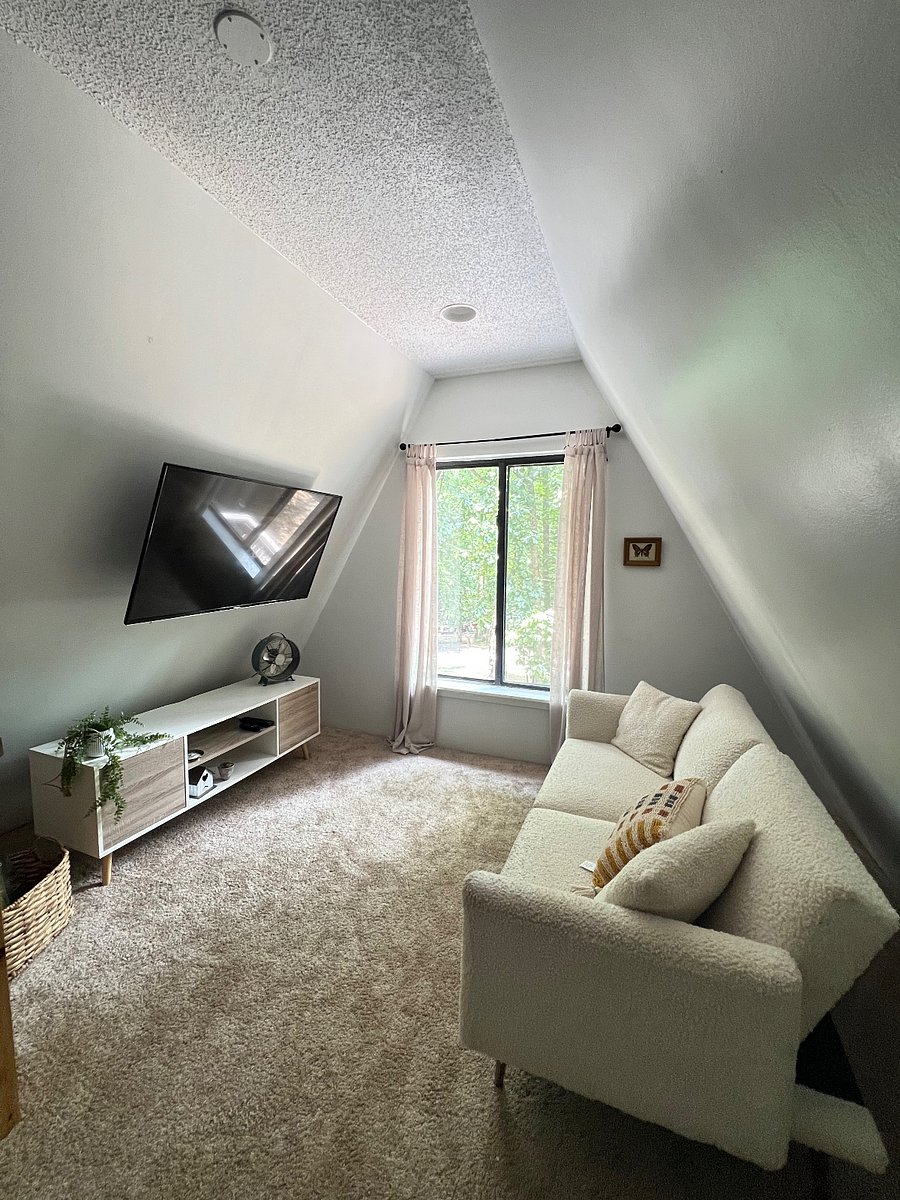 Upstairs loft tv area