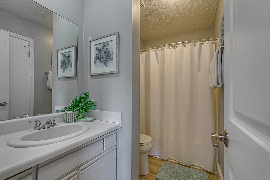 Primary bath/tub off primary bedroom