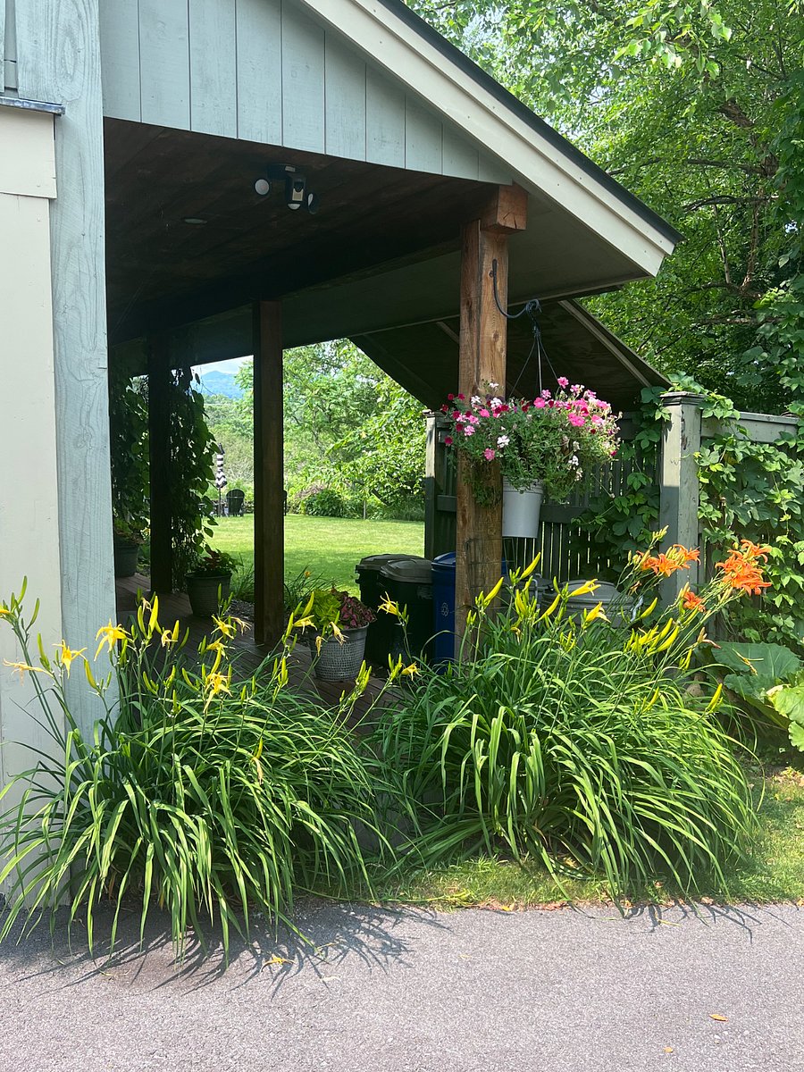 Private entrance off shared driveway