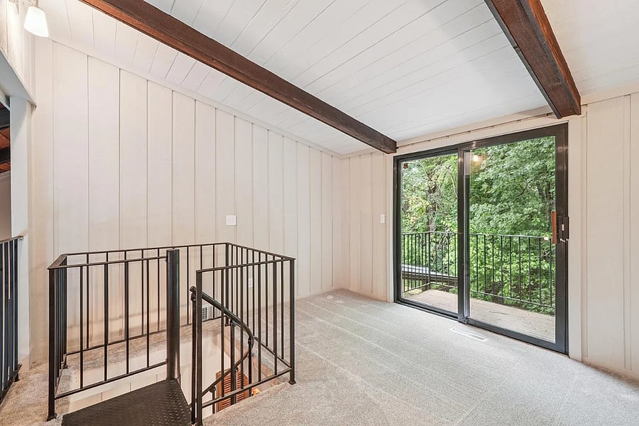 Beautiful loft on the 5th floor, with a private balcony overlooking the trees and nature