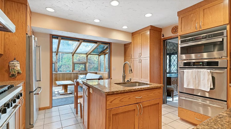 Commercial grade kitchen;
2 sinks with garbage disposals
2 ovens
Gas 6 burner Vikings stove