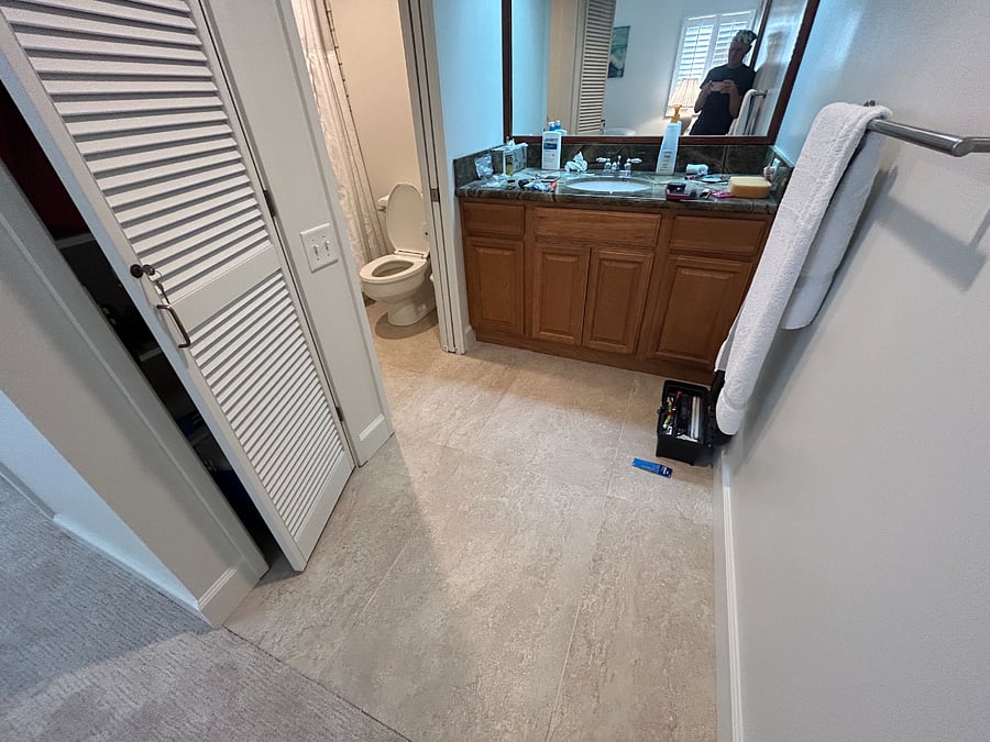 Guest bathroom with tub/shower