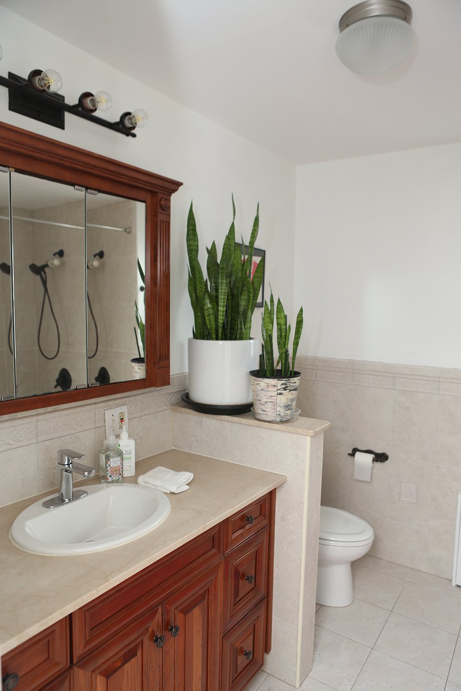 Main bathroom, first floor