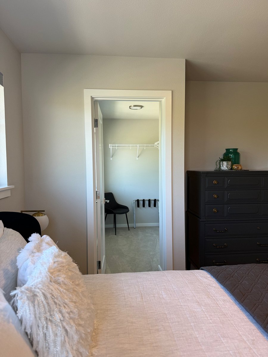 En-suite bedroom with walk in closet