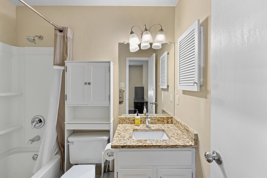 Bathroom in bedroom 1