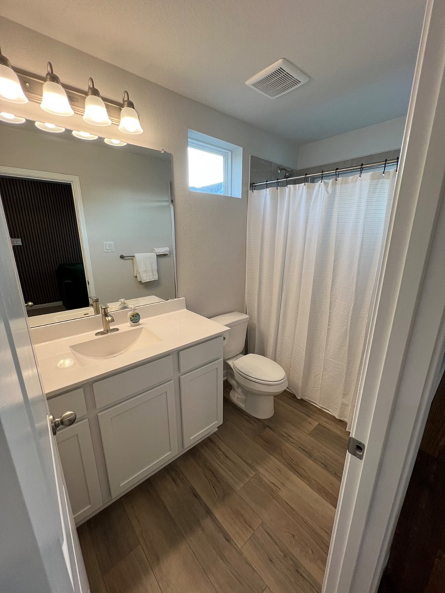 Upstairs Shared Bathroom